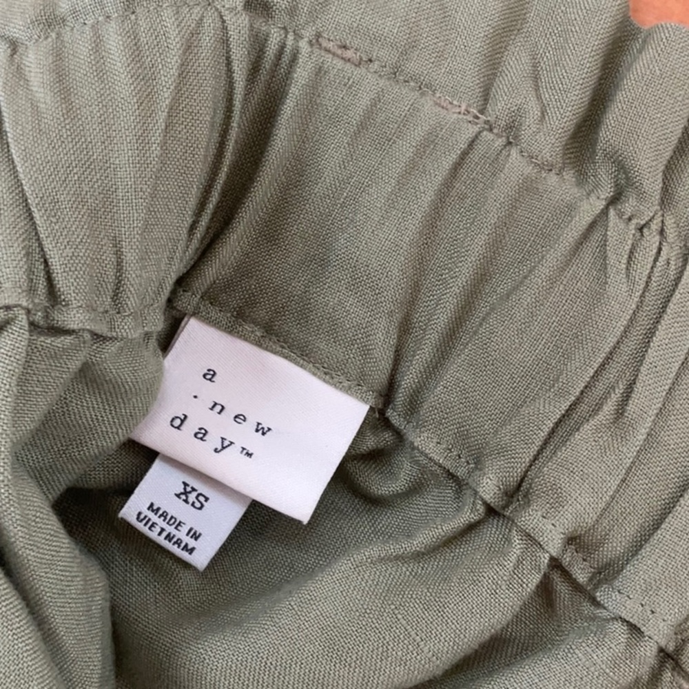 Linen Cargo Shorts - Picture 5 of 6